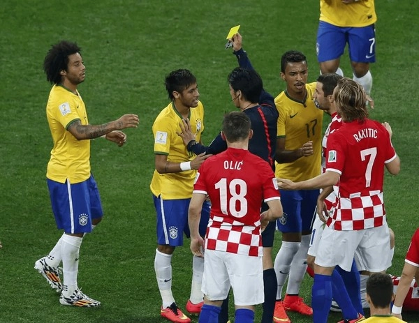 Taruhan Kartu: Kapan Bertaruh pada Kartu Merah dan Kapan Bertaruh pada Kartu Kuning