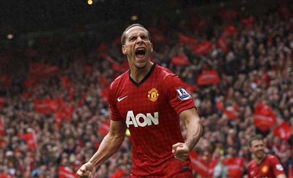 Carragher Berselisih Pendapat dengan Ferdinand di Media Sosial, Menyebutnya "Badut"