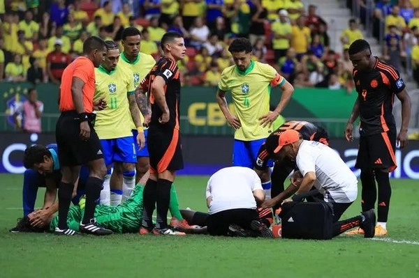 Alisson Becker Yakinkan Penggemar Setelah Khawatir Cedera Kepala